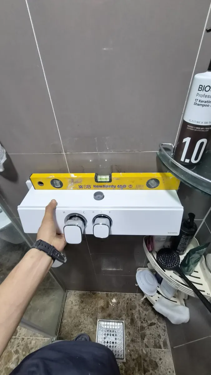 매립형 샤워수전 — 새 조작부 수평 확인